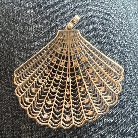 Silver Shell Pendant - Picture 2 of 2